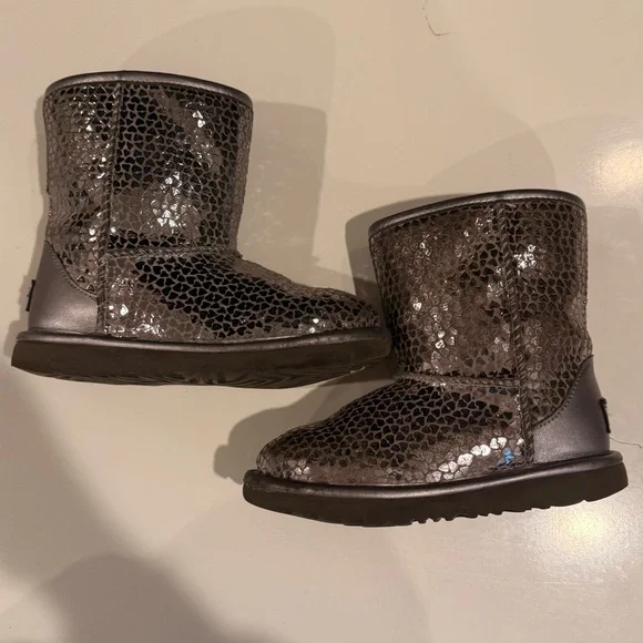 UGG Girls Classic Gel Hearts Boots size 12 Sleek Silver - Picture 8 of 12